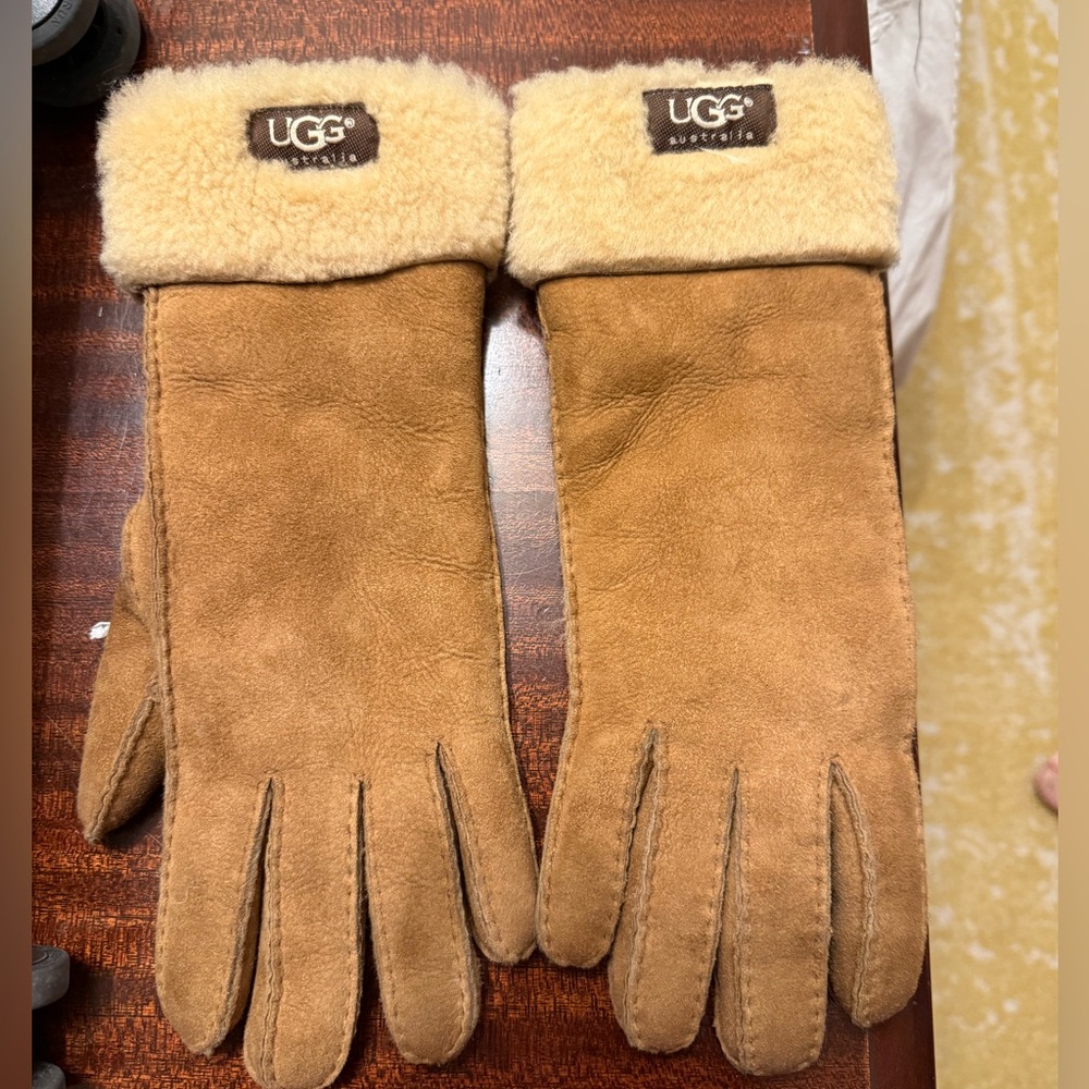 UGG Women's Brown Sheepskin Gloves